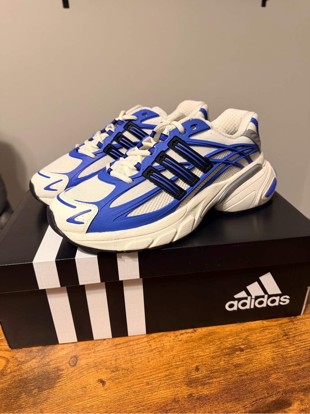 adidas Mens Adistar XLG White and Blue Athletic Sneakers 9.5M/10.5W